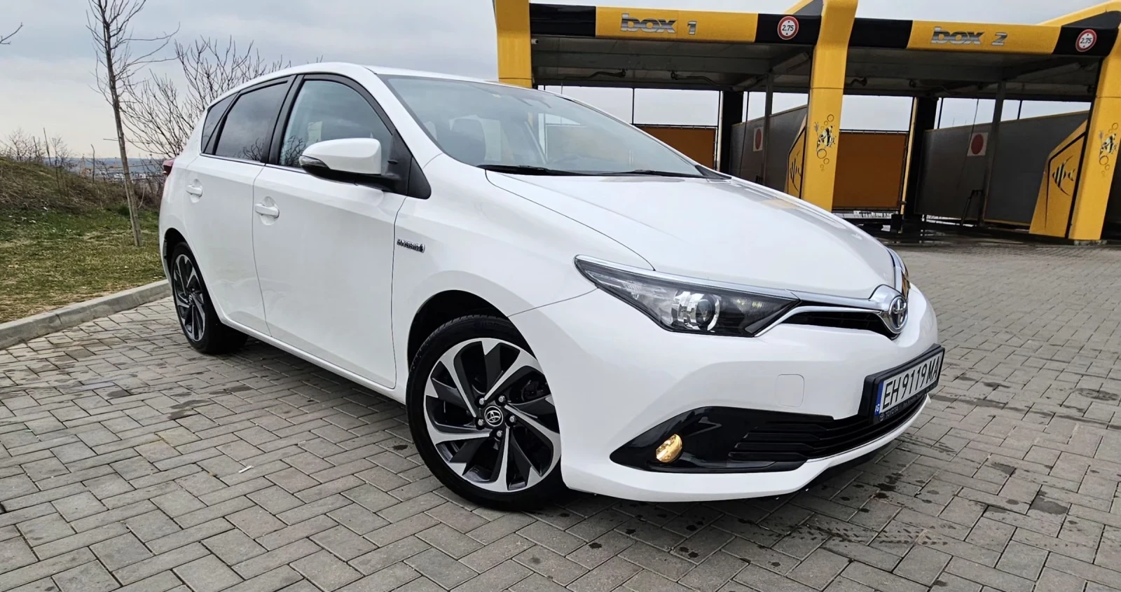 Toyota Auris 1.8 Hybrid(гаранционна)!, снимка 13 - Автомобили и джипове - 53915274