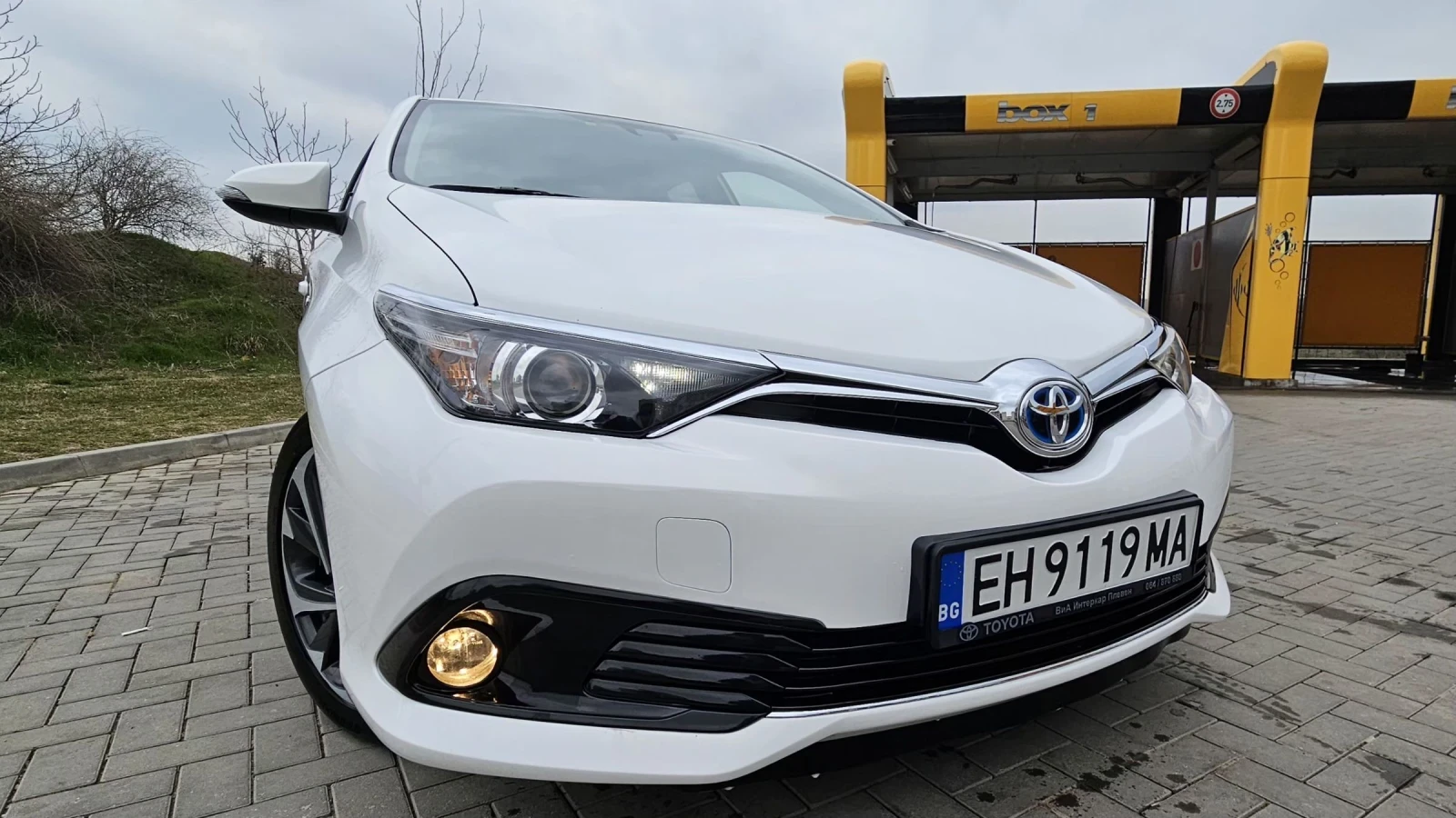 Toyota Auris 1.8 Hybrid(гаранционна)!, снимка 2 - Автомобили и джипове - 53915274