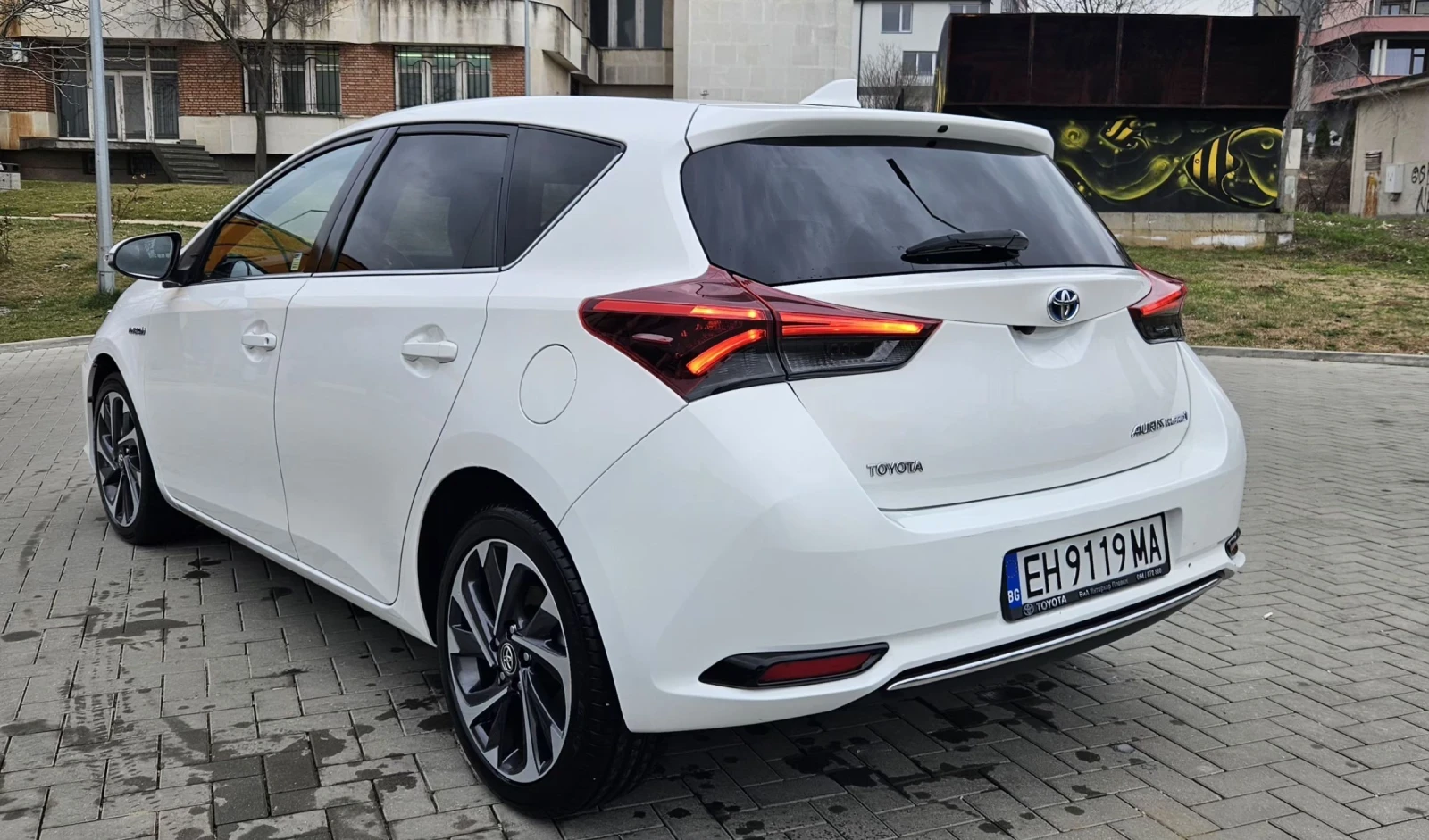 Toyota Auris 1.8 Hybrid(гаранционна)!, снимка 10 - Автомобили и джипове - 53915274