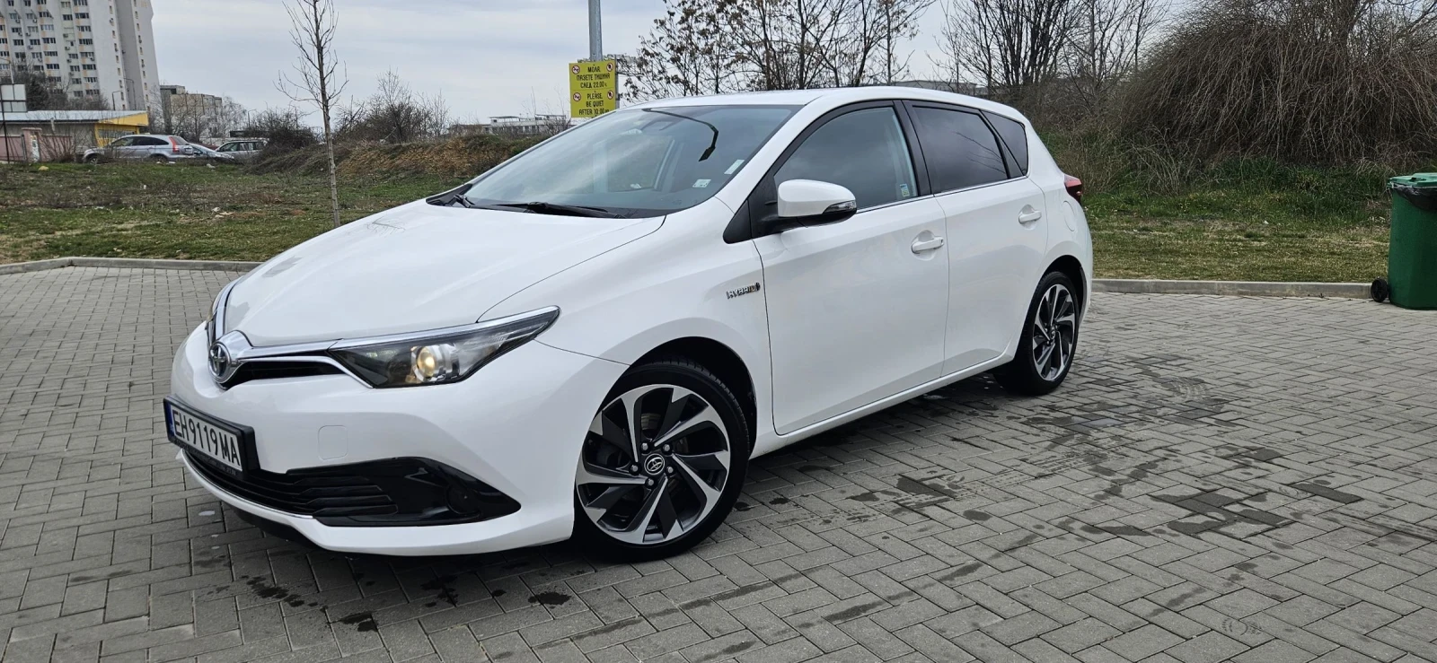 Toyota Auris 1.8 Hybrid(гаранционна)!, снимка 14 - Автомобили и джипове - 53915274
