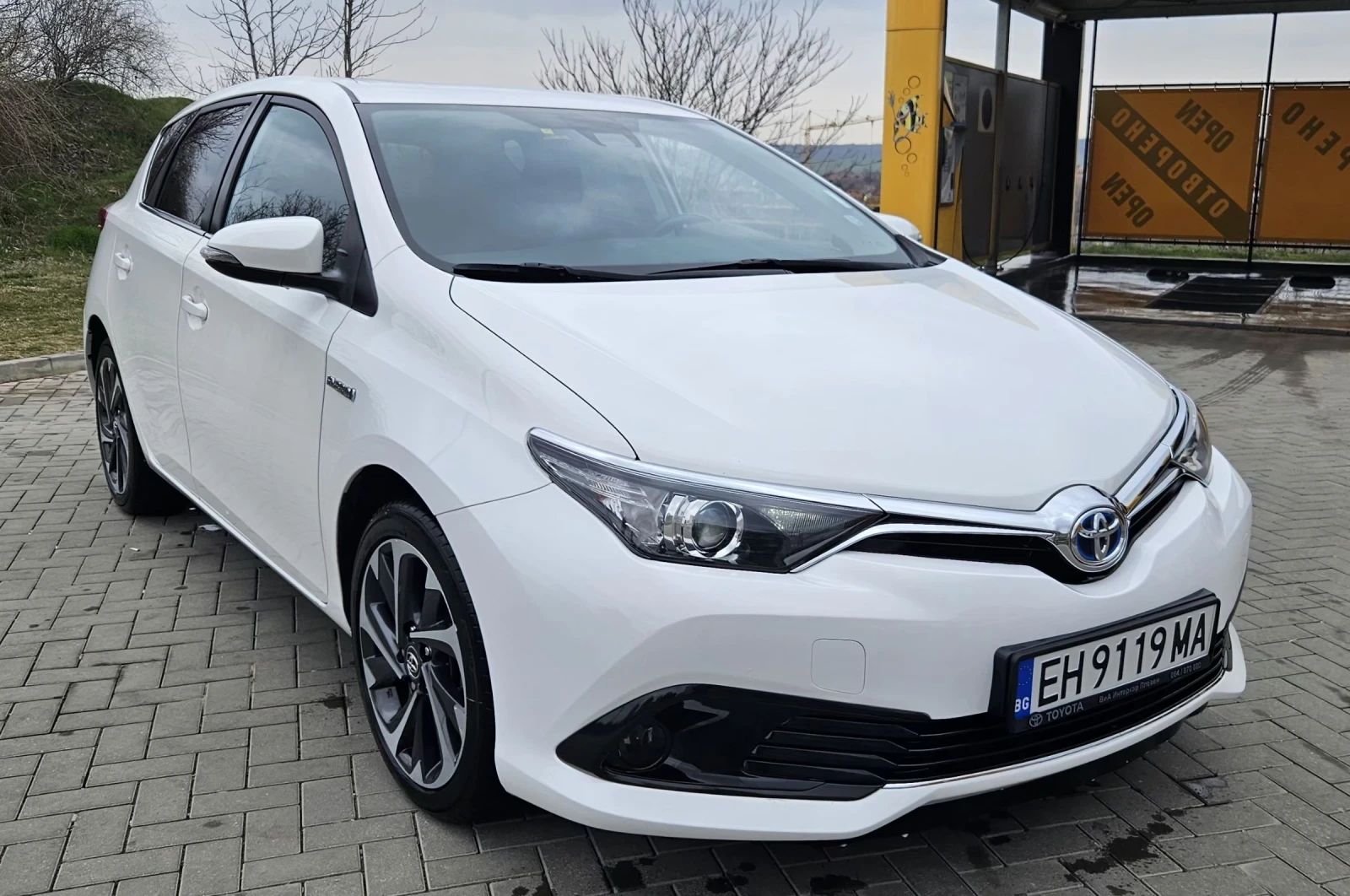 Toyota Auris 1.8 Hybrid(гаранционна)!, снимка 4 - Автомобили и джипове - 53915274
