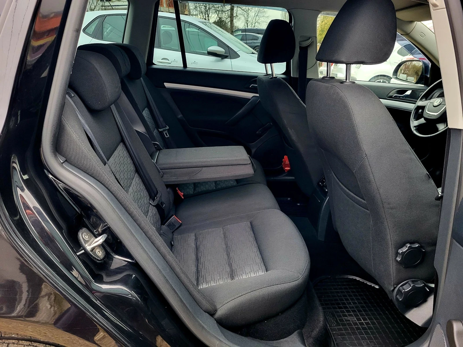 Skoda Octavia SCOUT-2.0 TDI / ОБСЛУЖЕНА, снимка 11 - Автомобили и джипове - 53944809