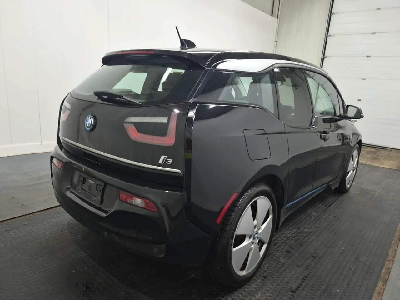 BMW i3 | CARFAX | БЕЗ ПЪРВОНАЧАЛНА ВНОСКА, снимка 4 - Автомобили и джипове - 55094333