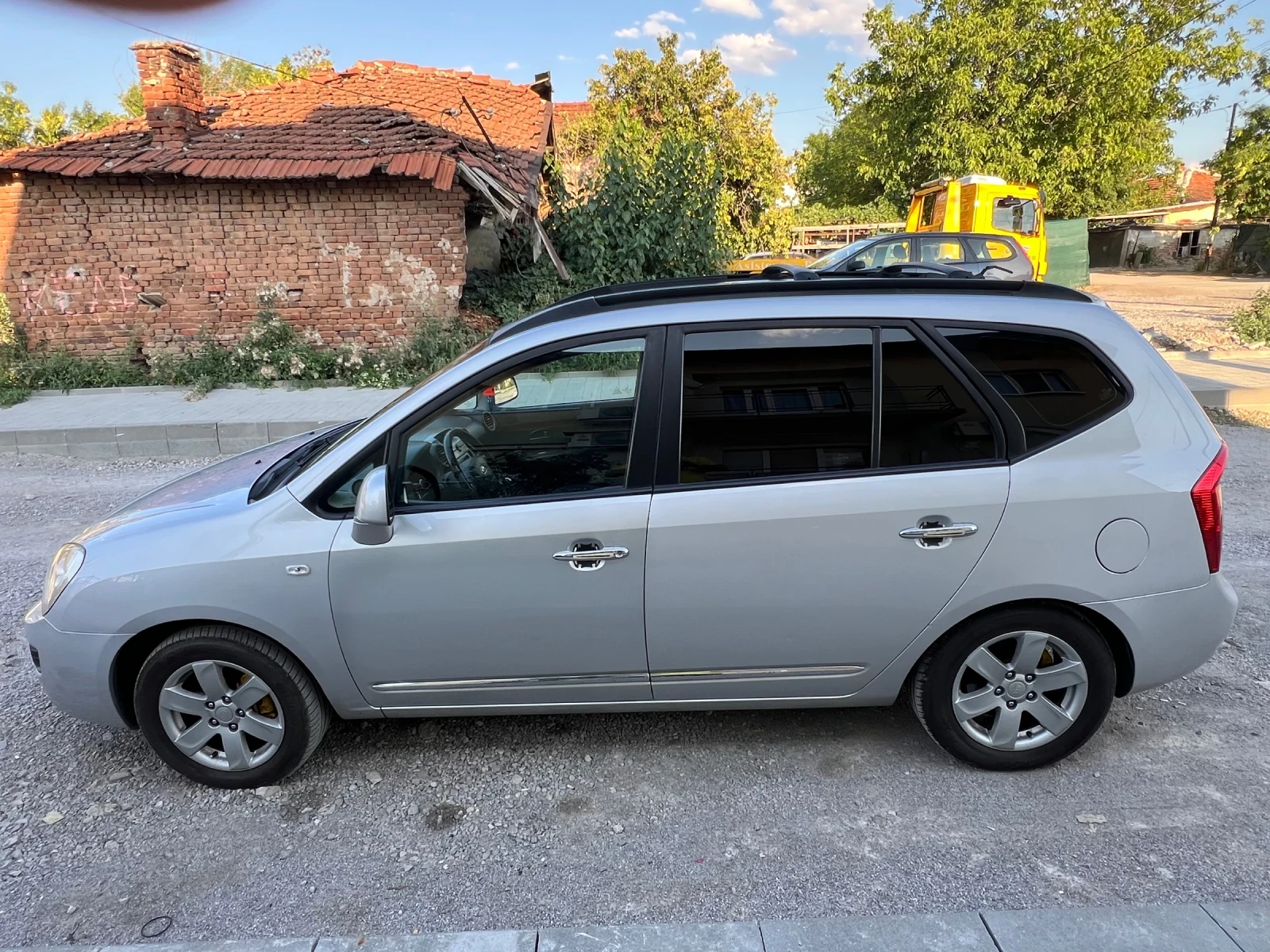Kia Carens, снимка 7 - Автомобили и джипове - 55618495