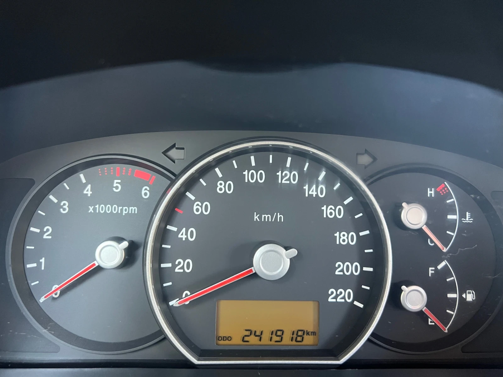 Kia Carens, снимка 14 - Автомобили и джипове - 55618495