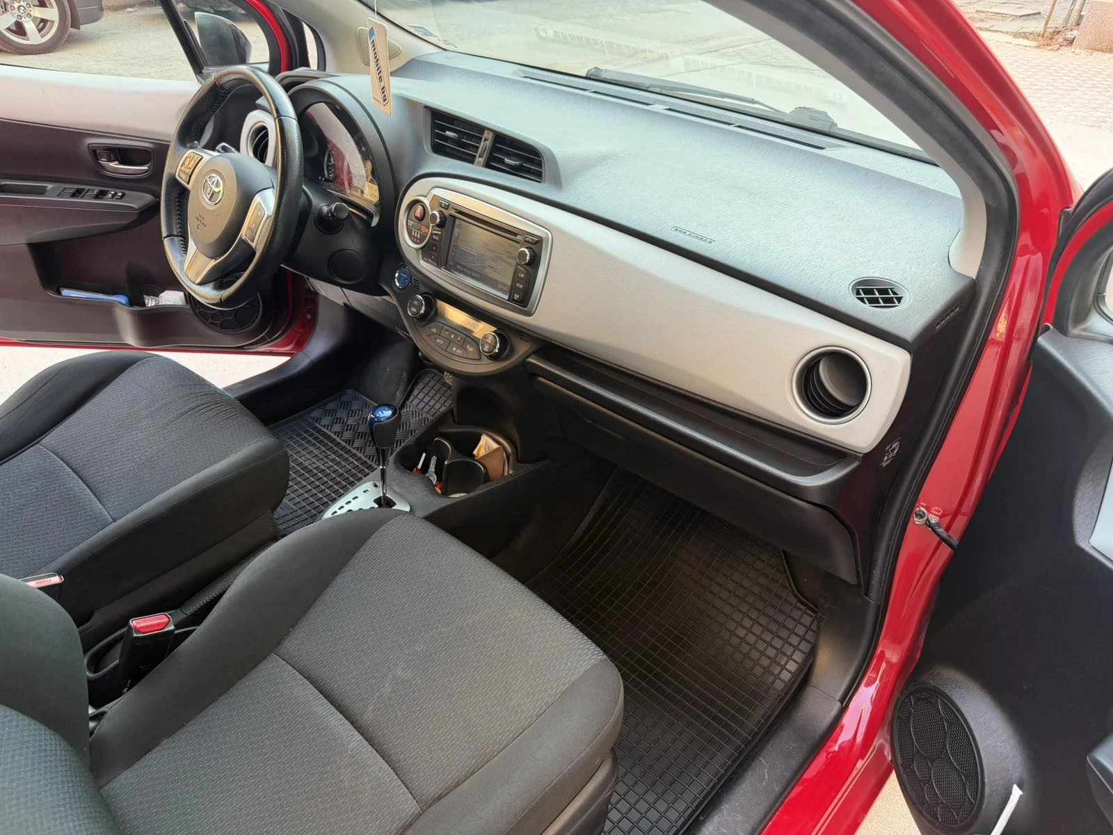 Toyota Yaris 1.5 HYBRID , снимка 10 - Автомобили и джипове - 55747103
