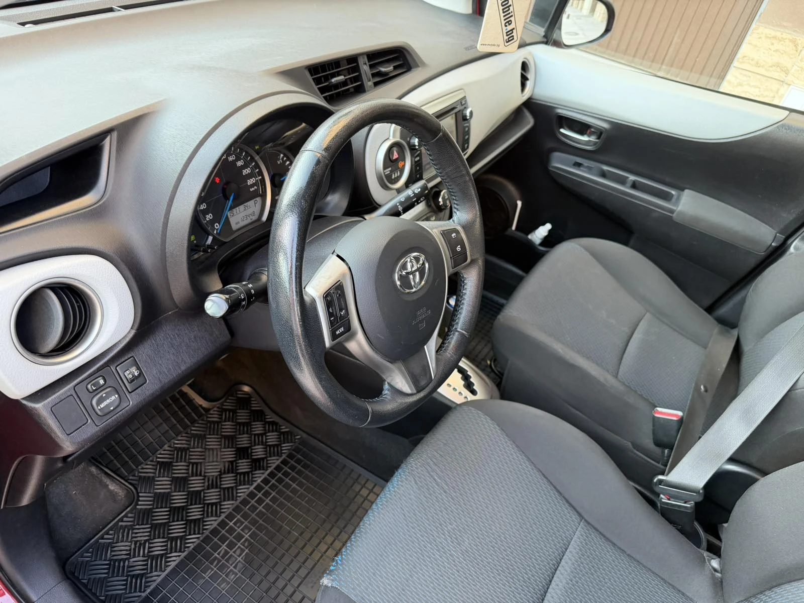 Toyota Yaris 1.5 HYBRID , снимка 9 - Автомобили и джипове - 55747103