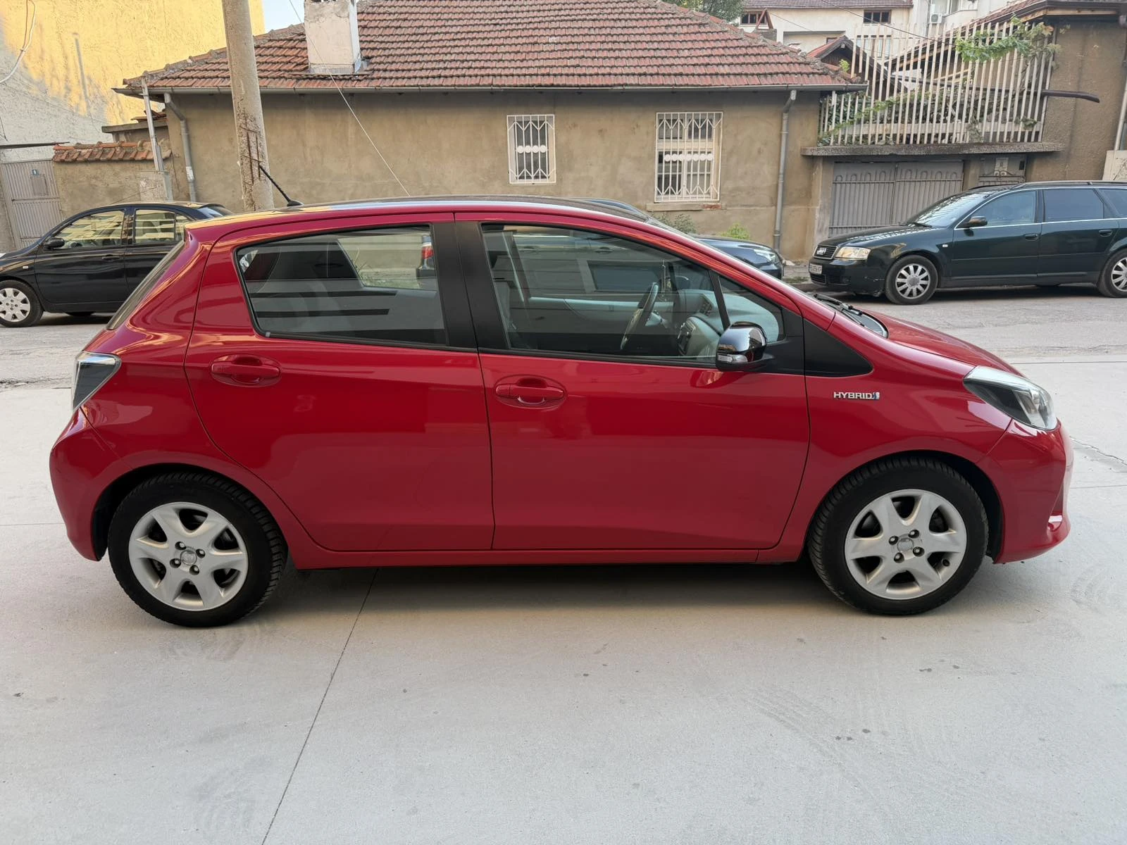 Toyota Yaris 1.5 HYBRID , снимка 8 - Автомобили и джипове - 55747103