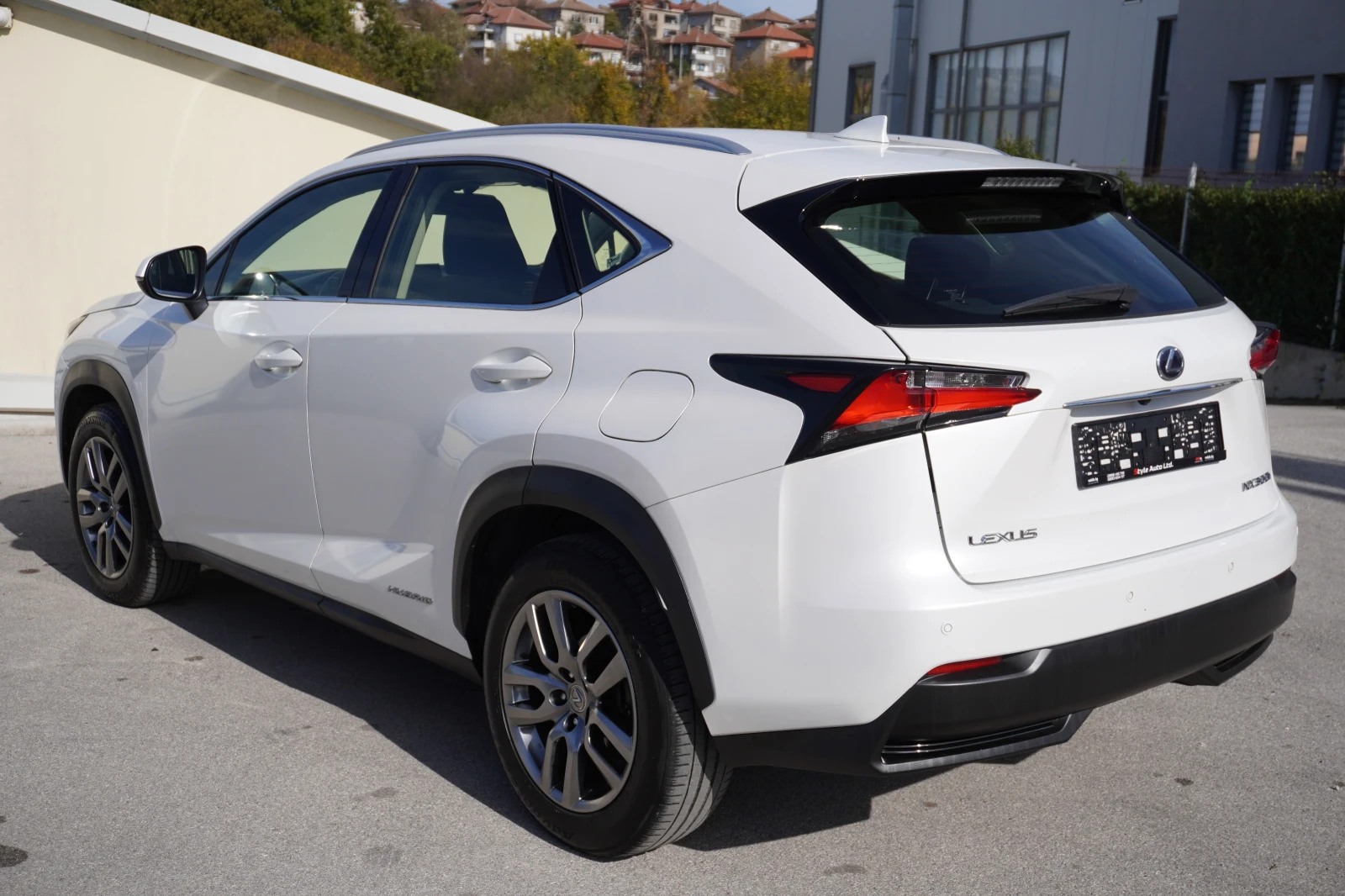 Lexus NX 300h 2.5i HYBRID/KEYLESS/КАМЕРА/LED-СЕРВИЗНА ИСТОРИЯ! - изображение 3