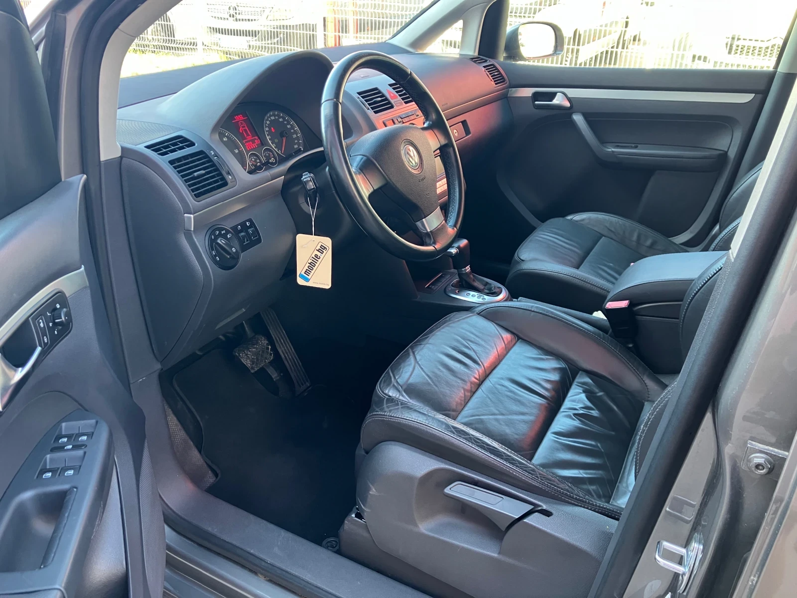 VW Touran 2.0TDI-140kc-DSG-КОЖА, снимка 7 - Автомобили и джипове - 52472351