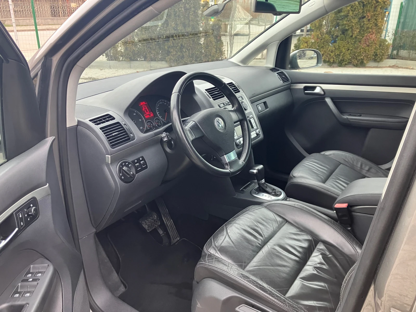 VW Touran 2.0TDI-140kc-DSG-КОЖА - изображение 4