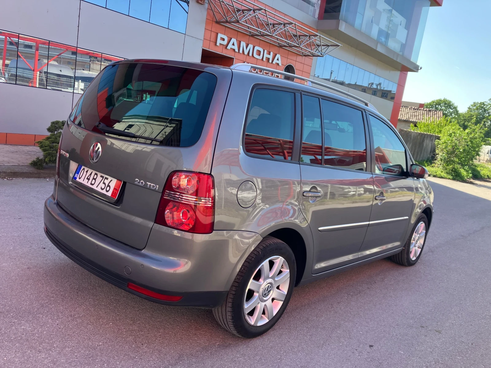 VW Touran 2.0TDI-140kc-DSG-КОЖА, снимка 4 - Автомобили и джипове - 52472351