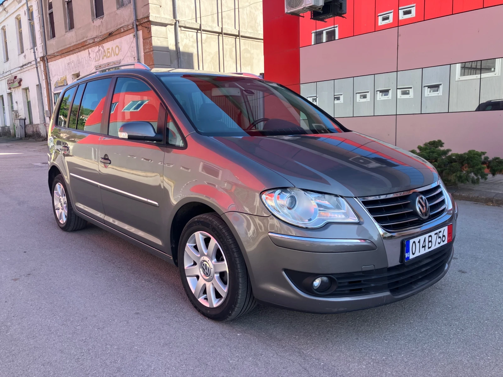 VW Touran 2.0TDI-140kc-DSG-КОЖА, снимка 3 - Автомобили и джипове - 52472351