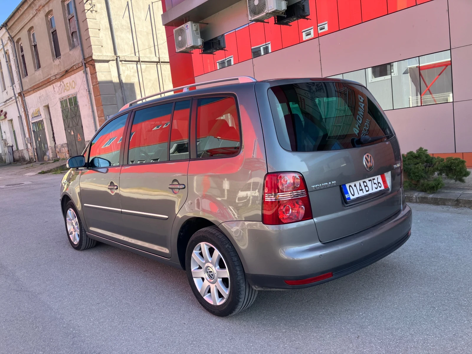 VW Touran 2.0TDI-140kc-DSG-КОЖА, снимка 6 - Автомобили и джипове - 52472351