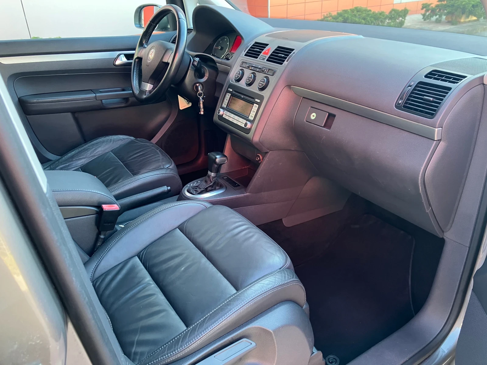 VW Touran 2.0TDI-140kc-DSG-КОЖА, снимка 9 - Автомобили и джипове - 52472351