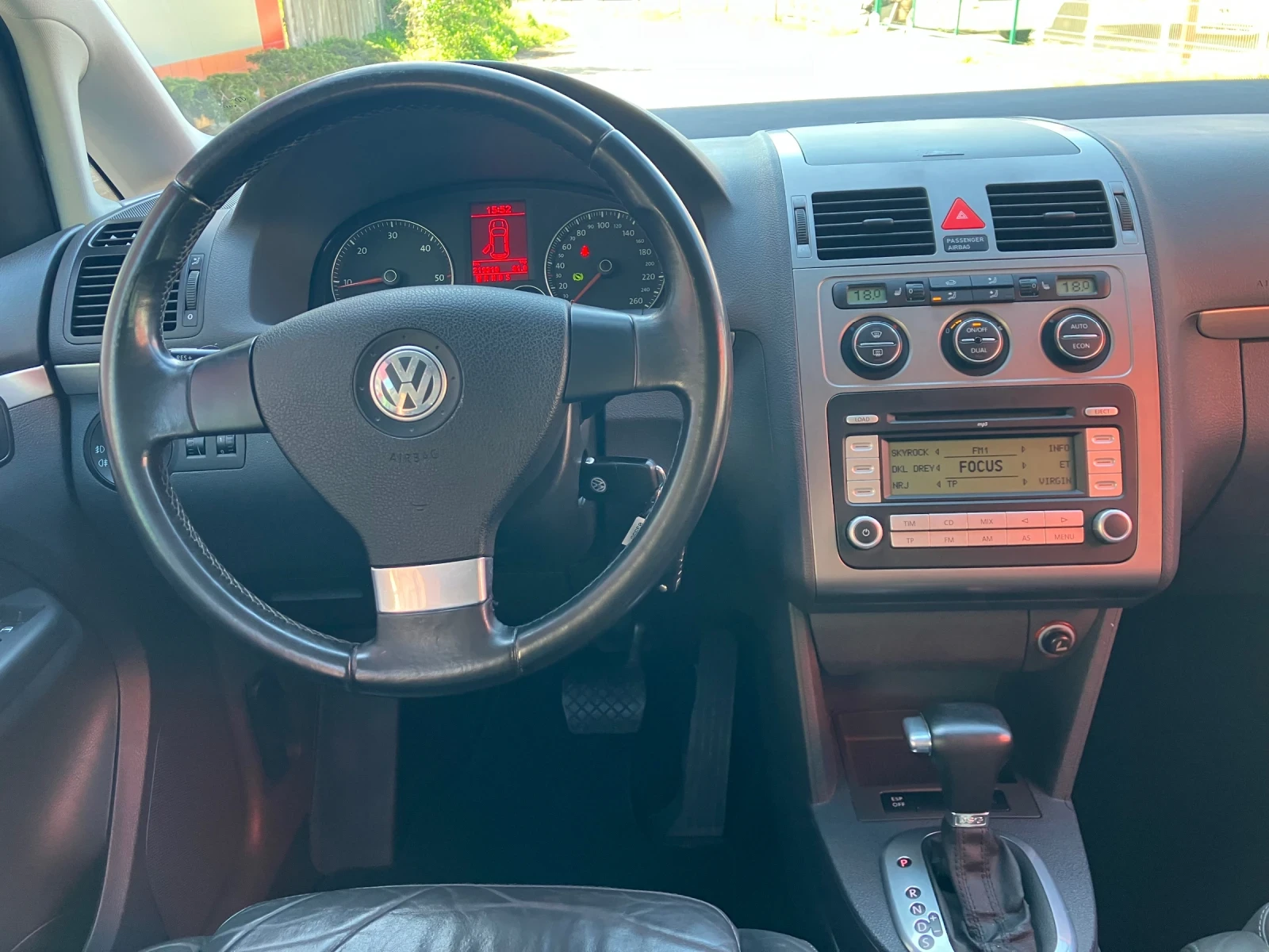 VW Touran 2.0TDI-140kc-DSG-КОЖА, снимка 13 - Автомобили и джипове - 52472351