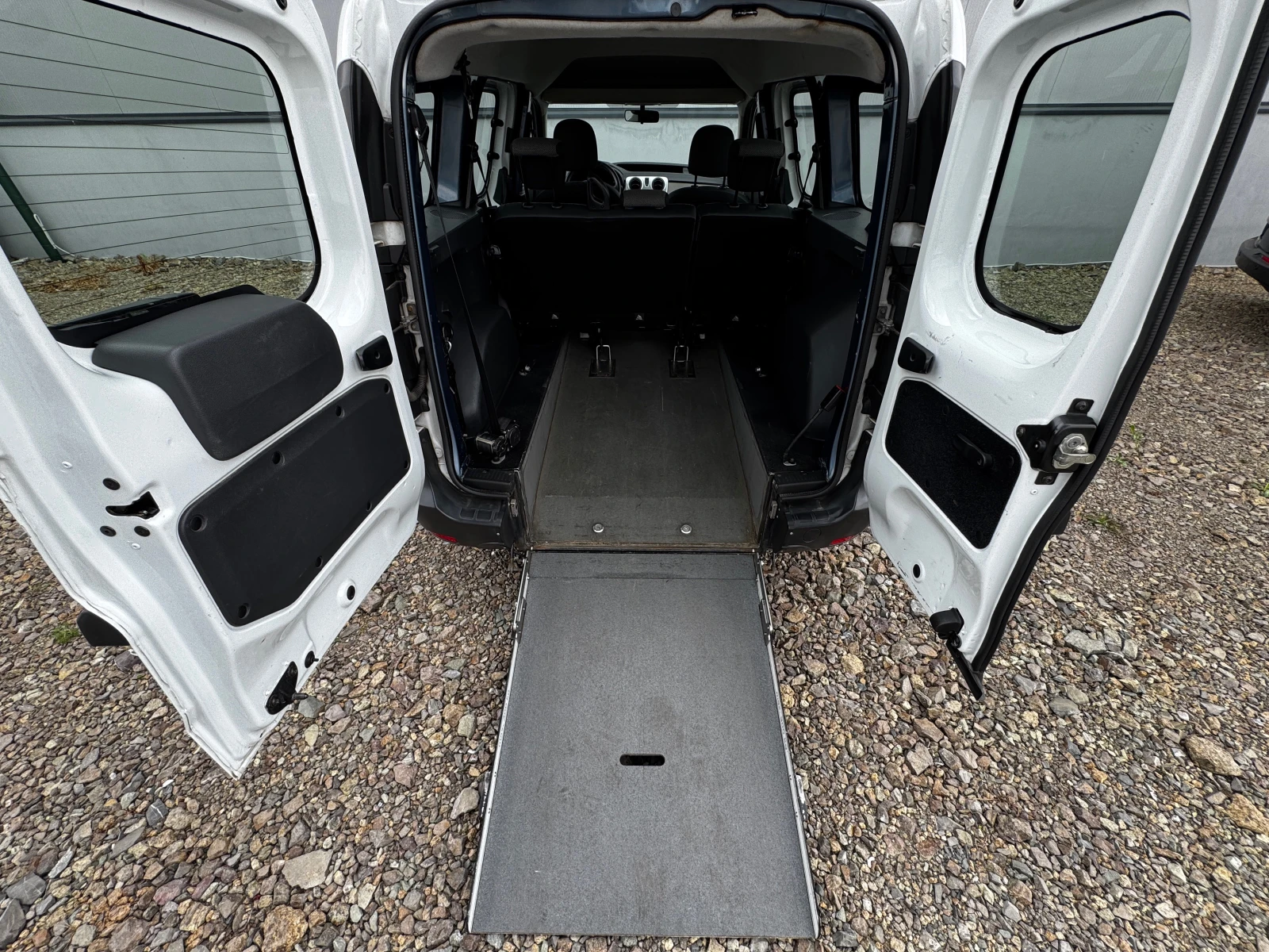 Dacia Dokker 1.6 ♿, снимка 15 - Автомобили и джипове - 54481128