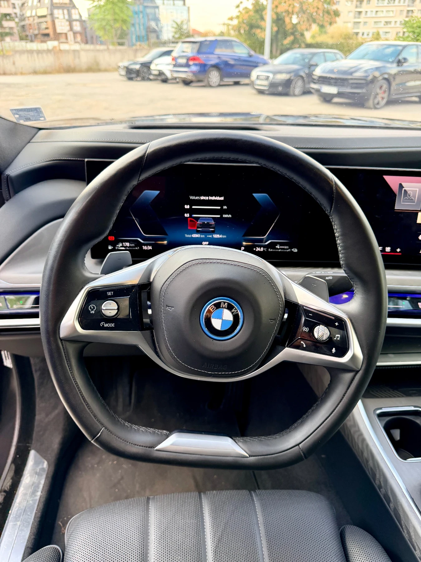 BMW 750 E/Xdrive/Гаранционна, снимка 9 - Автомобили и джипове - 56159721