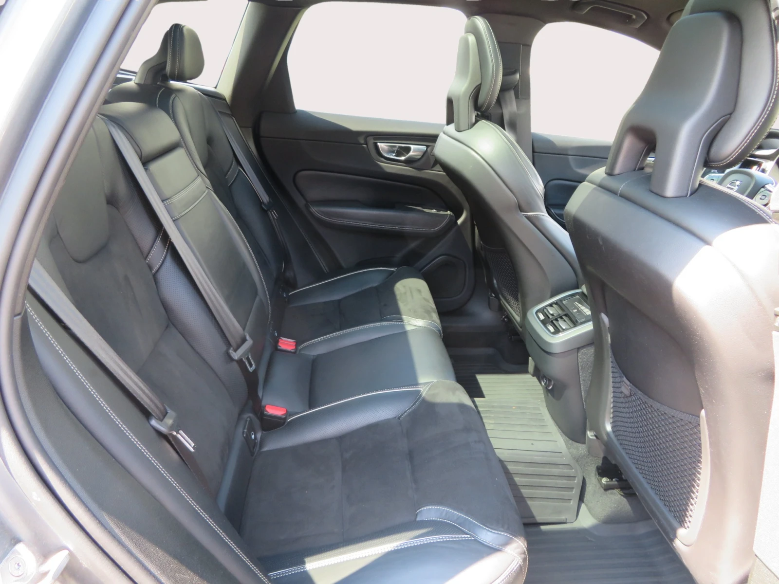 Volvo XC60 T6 AWD R-Design, снимка 9 - Автомобили и джипове - 55300250
