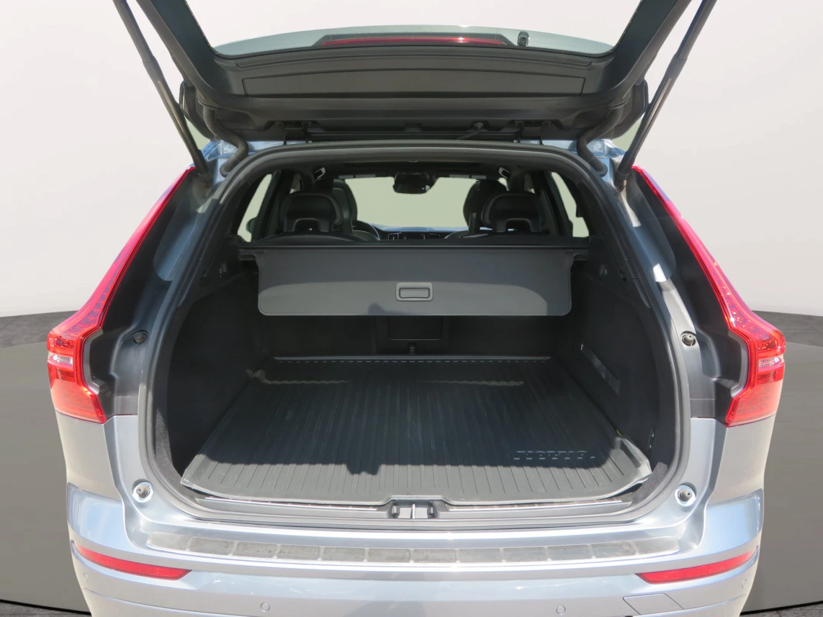 Volvo XC60 T6 AWD R-Design, снимка 6 - Автомобили и джипове - 55300250