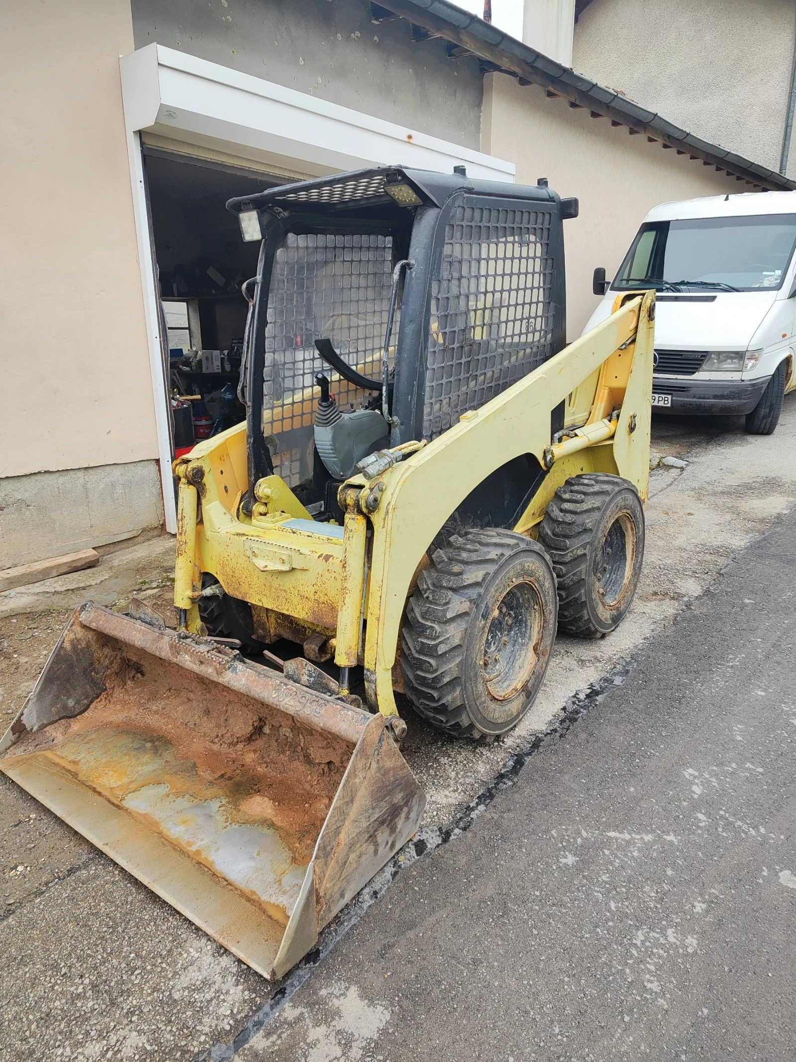 Мини челни товарачи Komatsu 714 - изображение 2