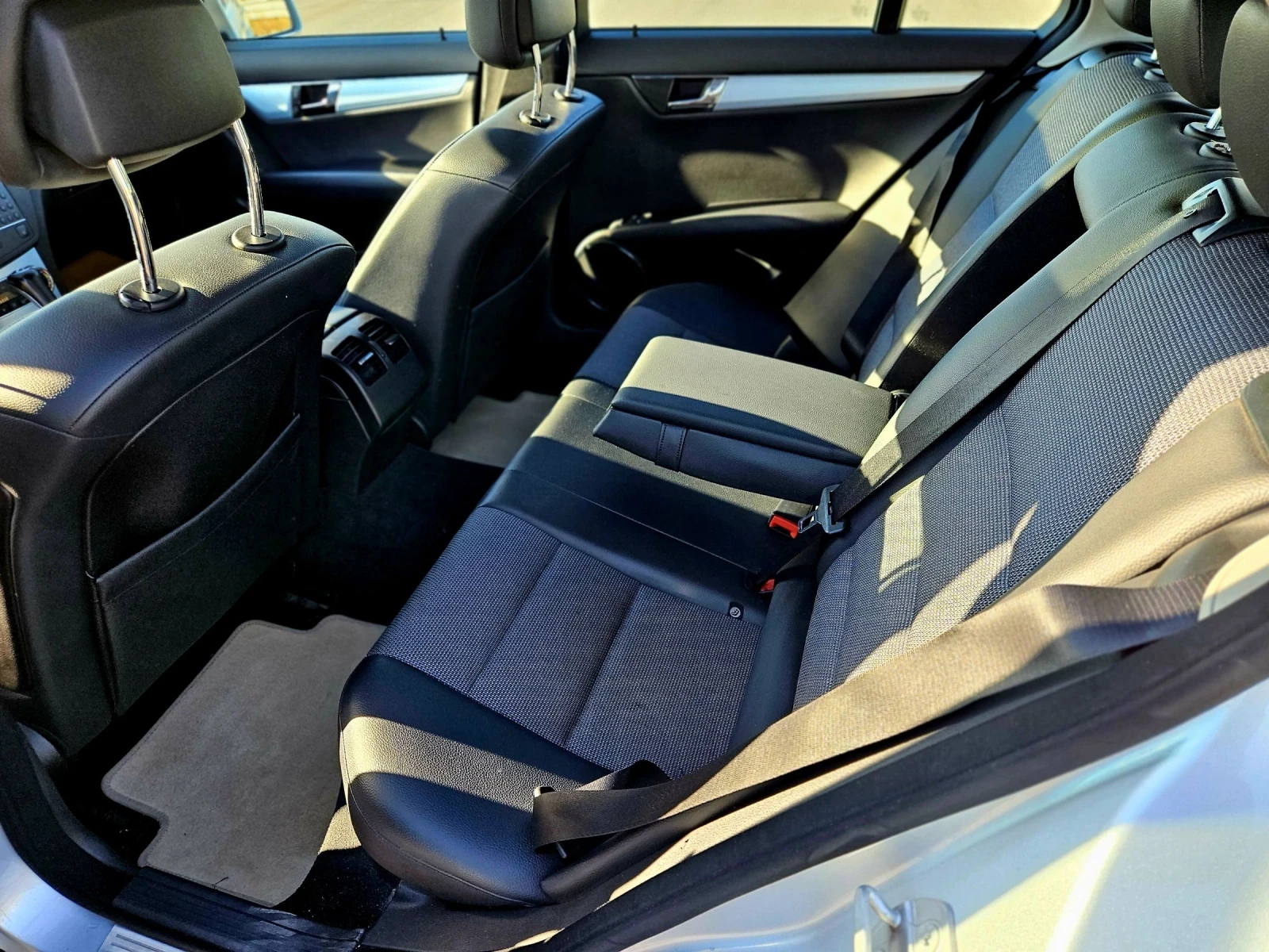Mercedes-Benz C 220 cdi///АВТОМАТИК///НАВИГАЦИЯ///УНИКАЛЕН///КОЖА/// - изображение 9