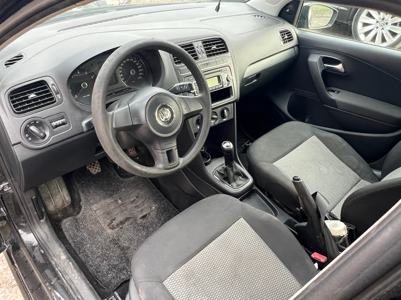 VW Polo 1.6TDi CAY, снимка 8 - Автомобили и джипове - 54136391