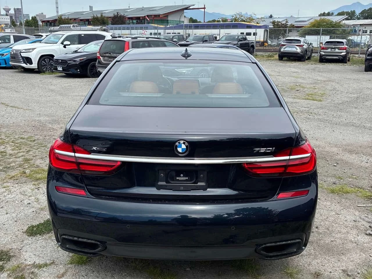 BMW 750  xDrive / 360 / DIS / HUD / H&K / КЛИП НА МОТОРА , снимка 4 - Автомобили и джипове - 55735039