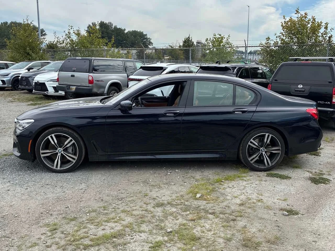 BMW 750  xDrive / 360 / DIS / HUD / H&K / КЛИП НА МОТОРА , снимка 2 - Автомобили и джипове - 55735039