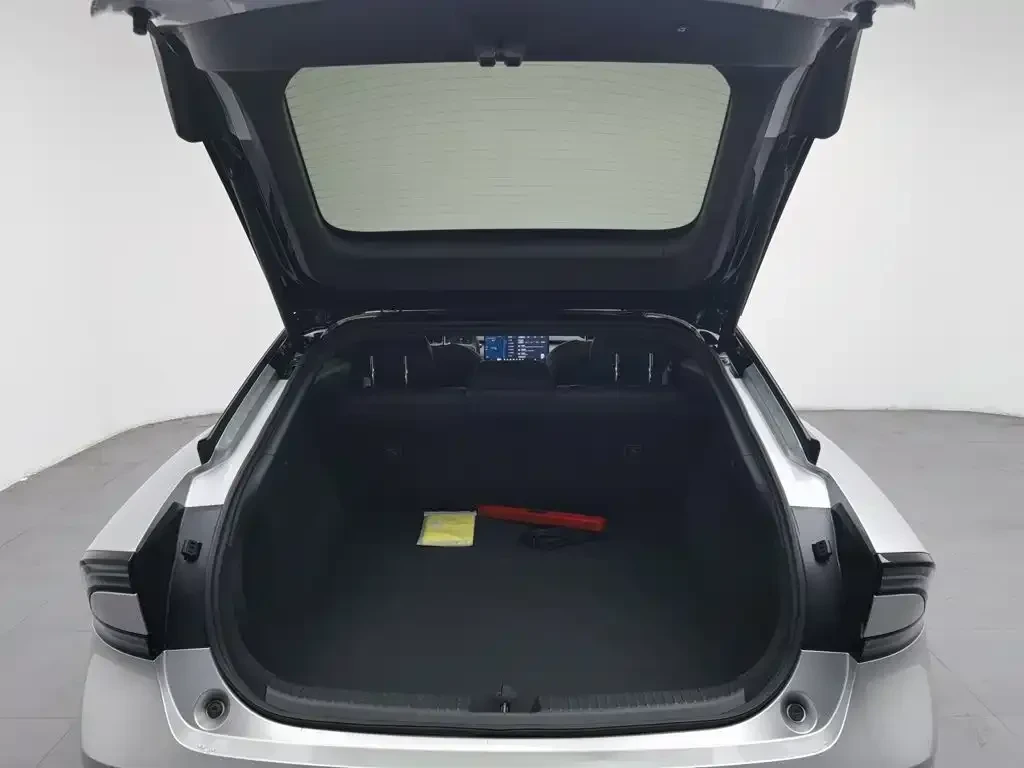Xpeng P7 Ultra Long Range Max Flagship Edition 2025 RWD, снимка 13 - Автомобили и джипове - 56662394