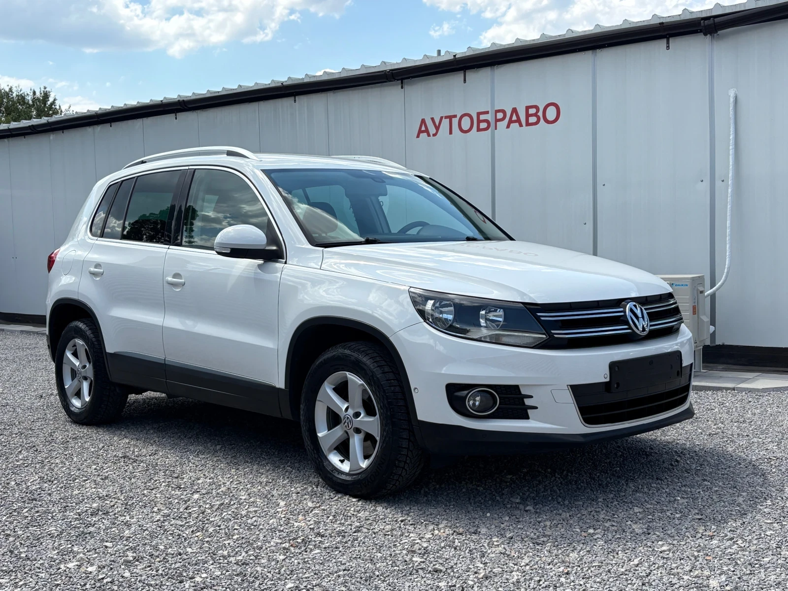 VW Tiguan 2 0TDI-4x4-АВТОМАТИК-HI-LINE - изображение 2