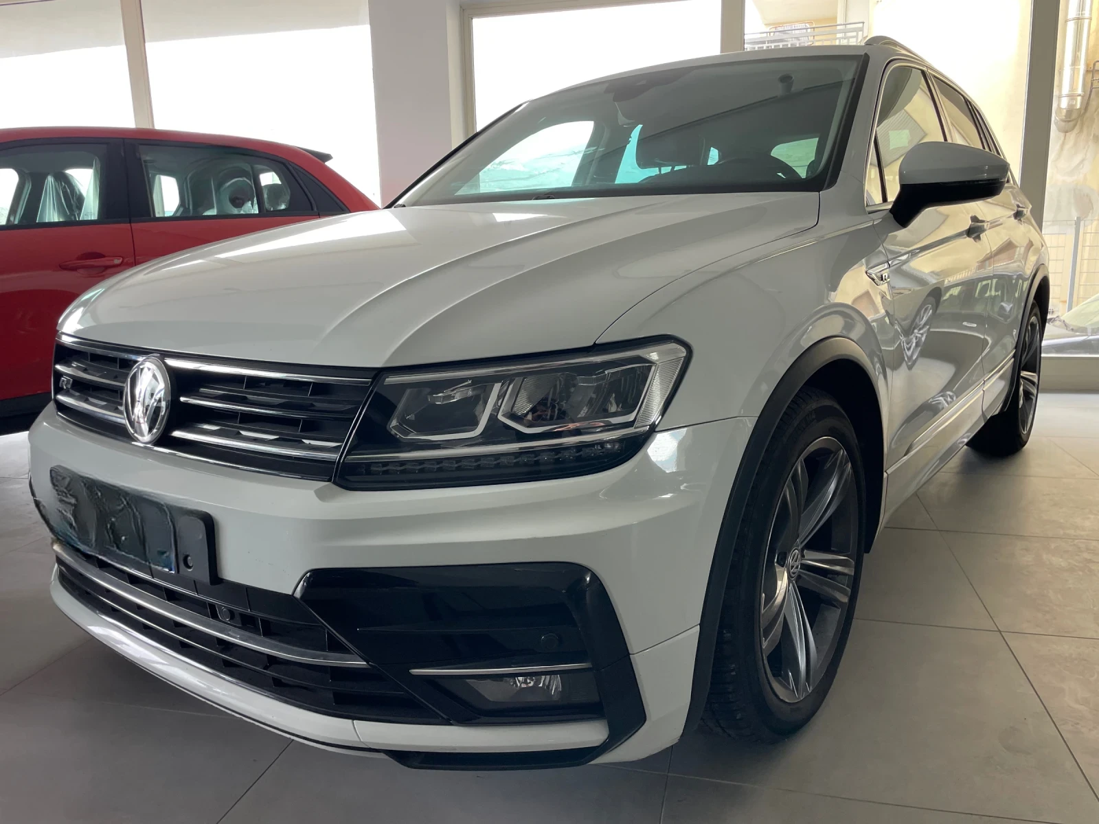 VW Tiguan 1.6 TDI RLINE , снимка 4 - Автомобили и джипове - 53756033
