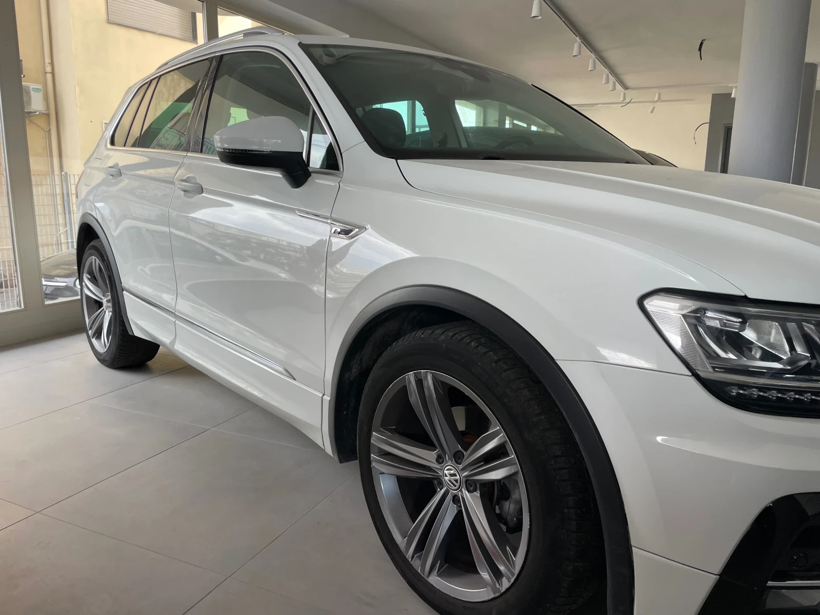 VW Tiguan 1.6 TDI RLINE , снимка 5 - Автомобили и джипове - 53756033