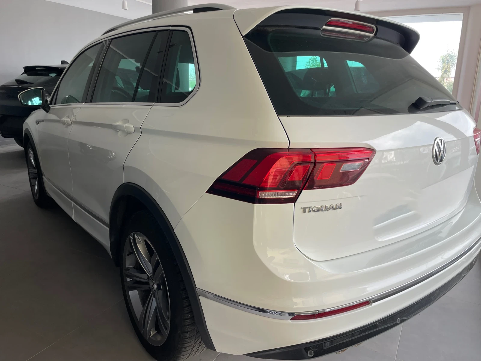VW Tiguan 1.6 TDI RLINE , снимка 8 - Автомобили и джипове - 53756033