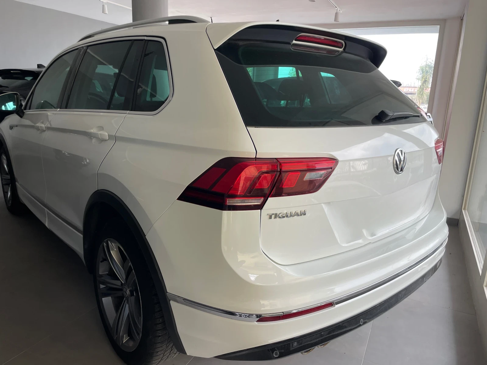 VW Tiguan 1.6 TDI RLINE , снимка 9 - Автомобили и джипове - 53756033