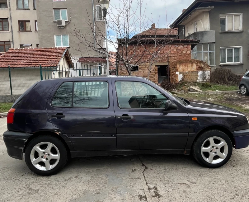 VW Golf 1.8i, снимка 2 - Автомобили и джипове - 48588243