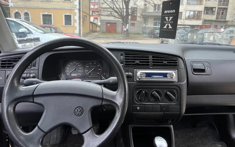 VW Golf 1.8i, снимка 6 - Автомобили и джипове - 48588243