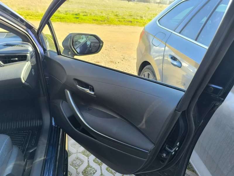 Toyota Corolla Executive 1.8 Hybrid, снимка 11 - Автомобили и джипове - 52868160