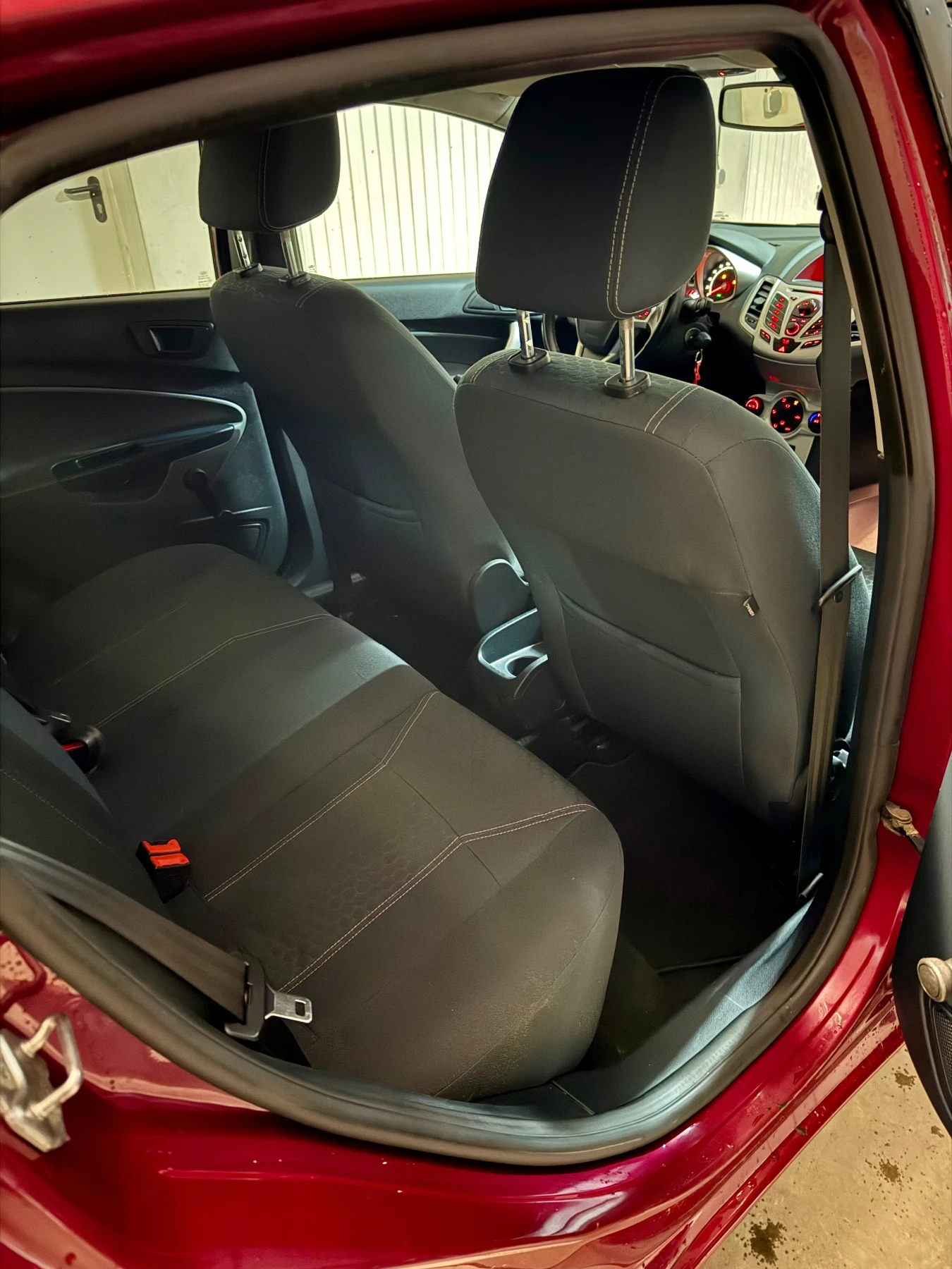 Ford Fiesta  1. 4 97 к. с. Газ/Бензин Ръчна 2010 г., снимка 9 - Автомобили и джипове - 53802890