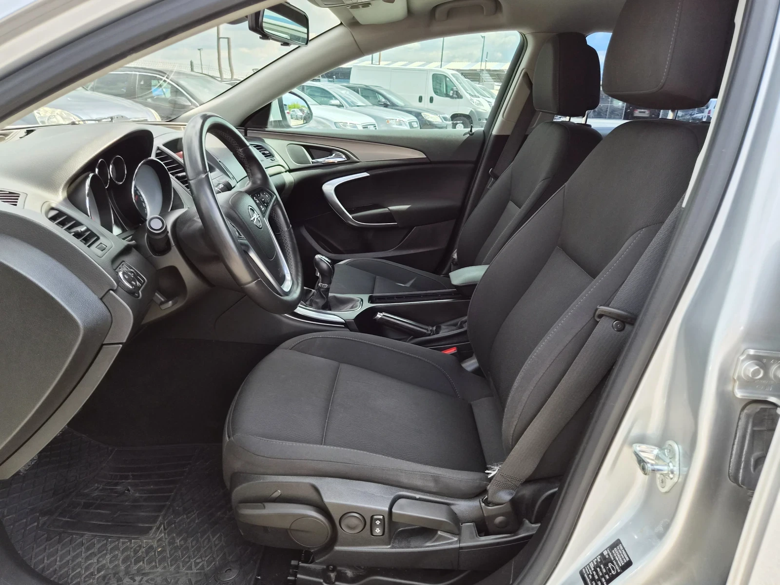 Opel Insignia 2.0i TURBO 220кс ОТ БЪЛГАРИЯ ЕВРО 4, снимка 12 - Автомобили и джипове - 54618828