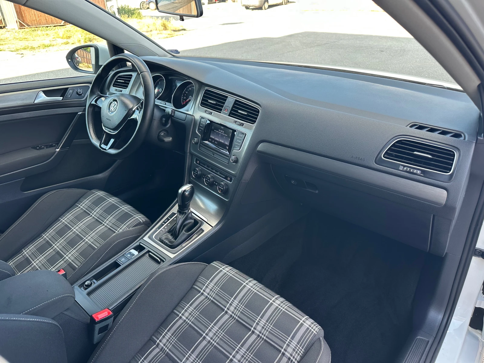 VW Golf 1.6TDI GTI Line DSG, снимка 13 - Автомобили и джипове - 54973528