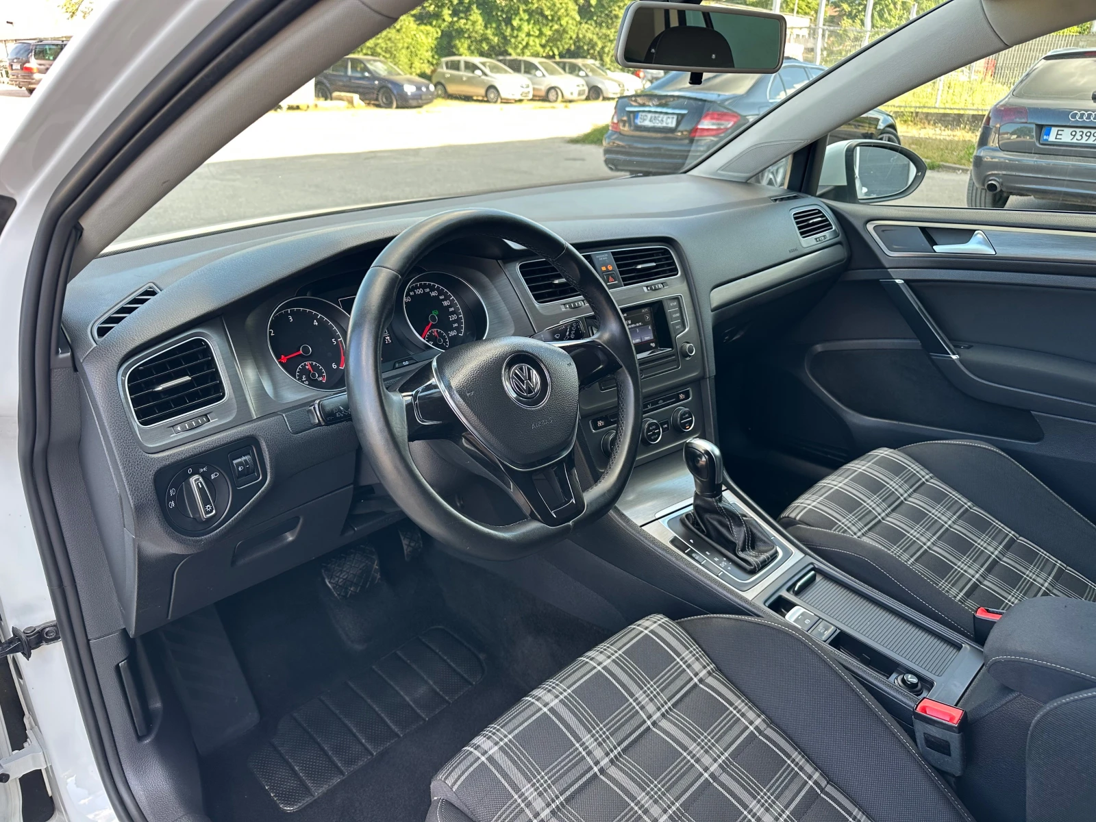 VW Golf 1.6TDI GTI Line DSG, снимка 11 - Автомобили и джипове - 54973528