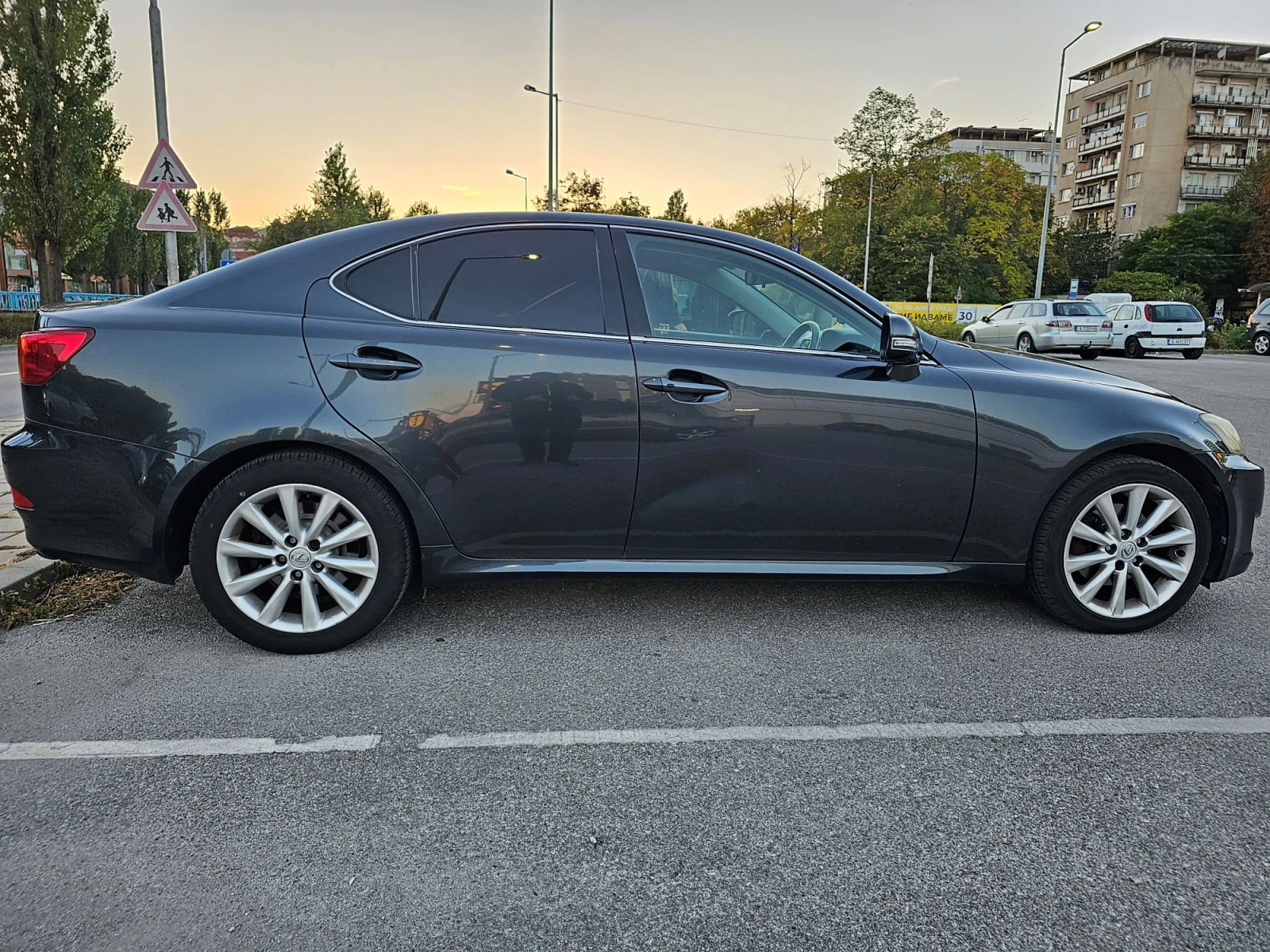 Lexus IS 220d Facelift, снимка 2 - Автомобили и джипове - 55186937
