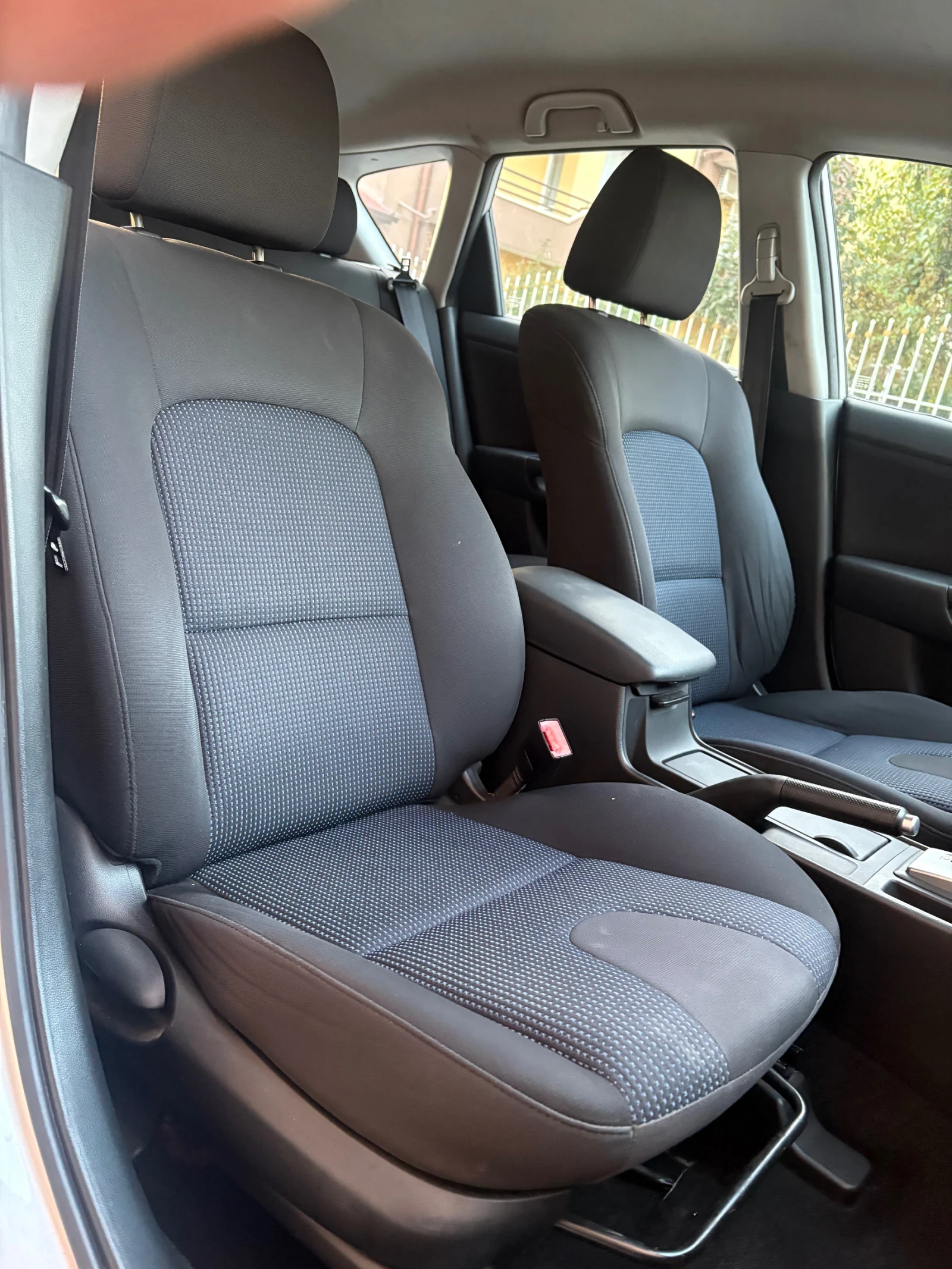 Mazda 3 1.6i Automat, снимка 10 - Автомобили и джипове - 56166382