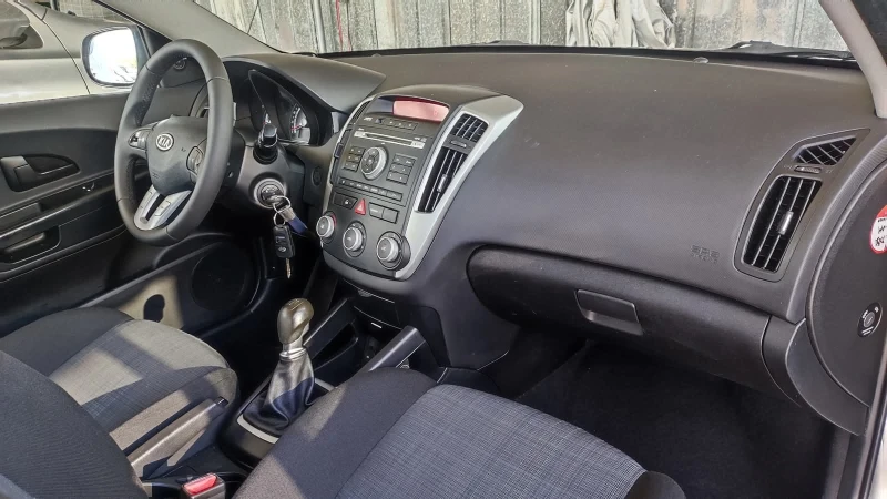 Kia Ceed Facelift 1.4 фабрична газ, снимка 15 - Автомобили и джипове - 52215411