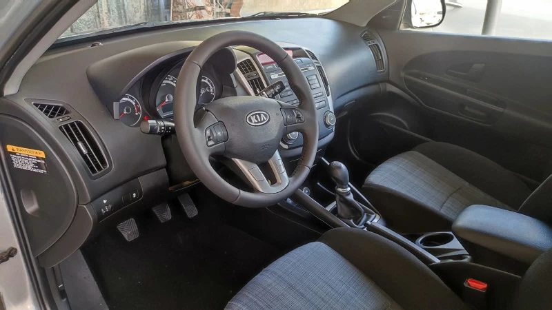 Kia Ceed Facelift 1.4 фабрична газ, снимка 14 - Автомобили и джипове - 52215411