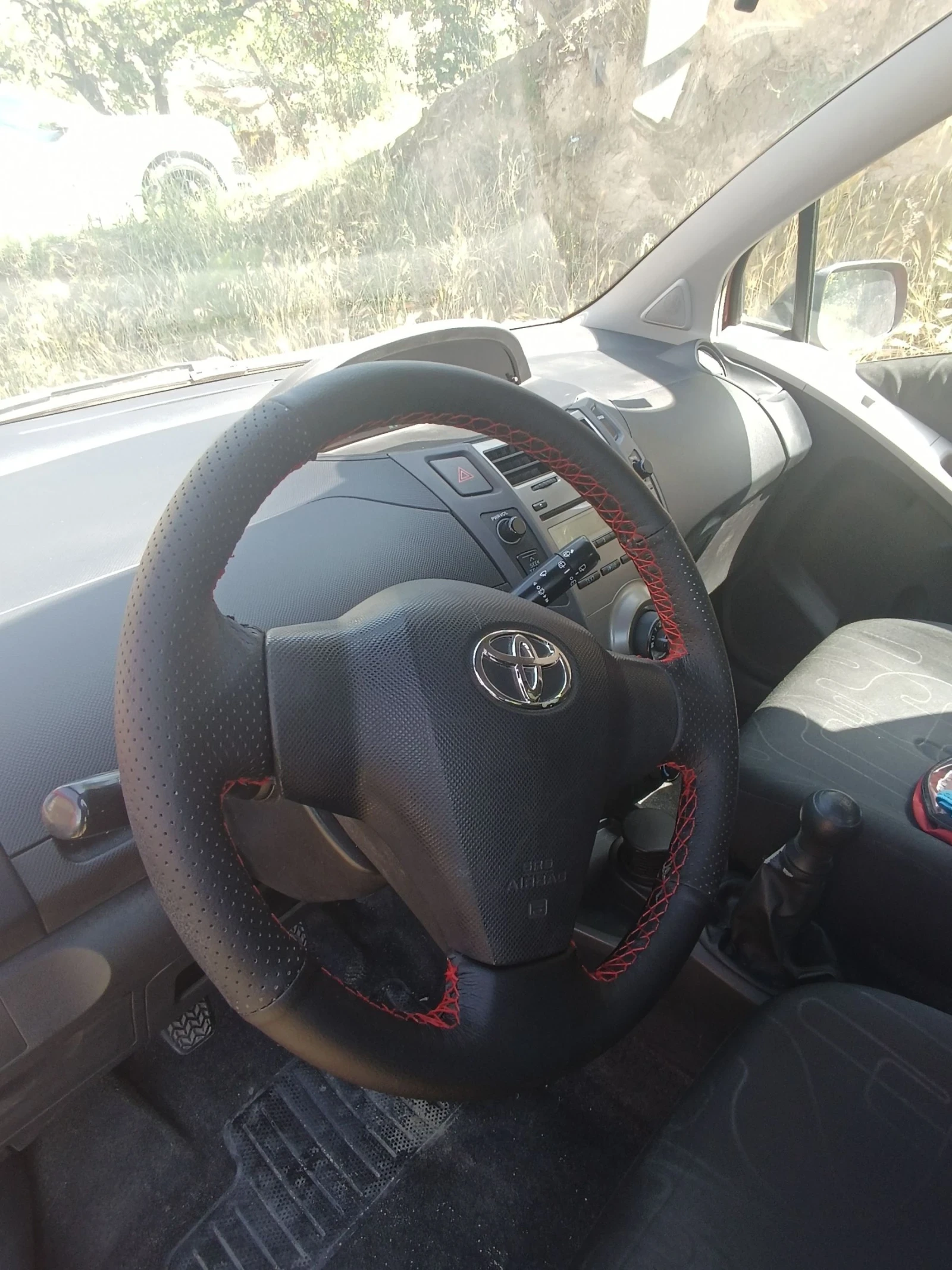 Toyota Yaris Yaris 1.0i 70kc. клима - изображение 9