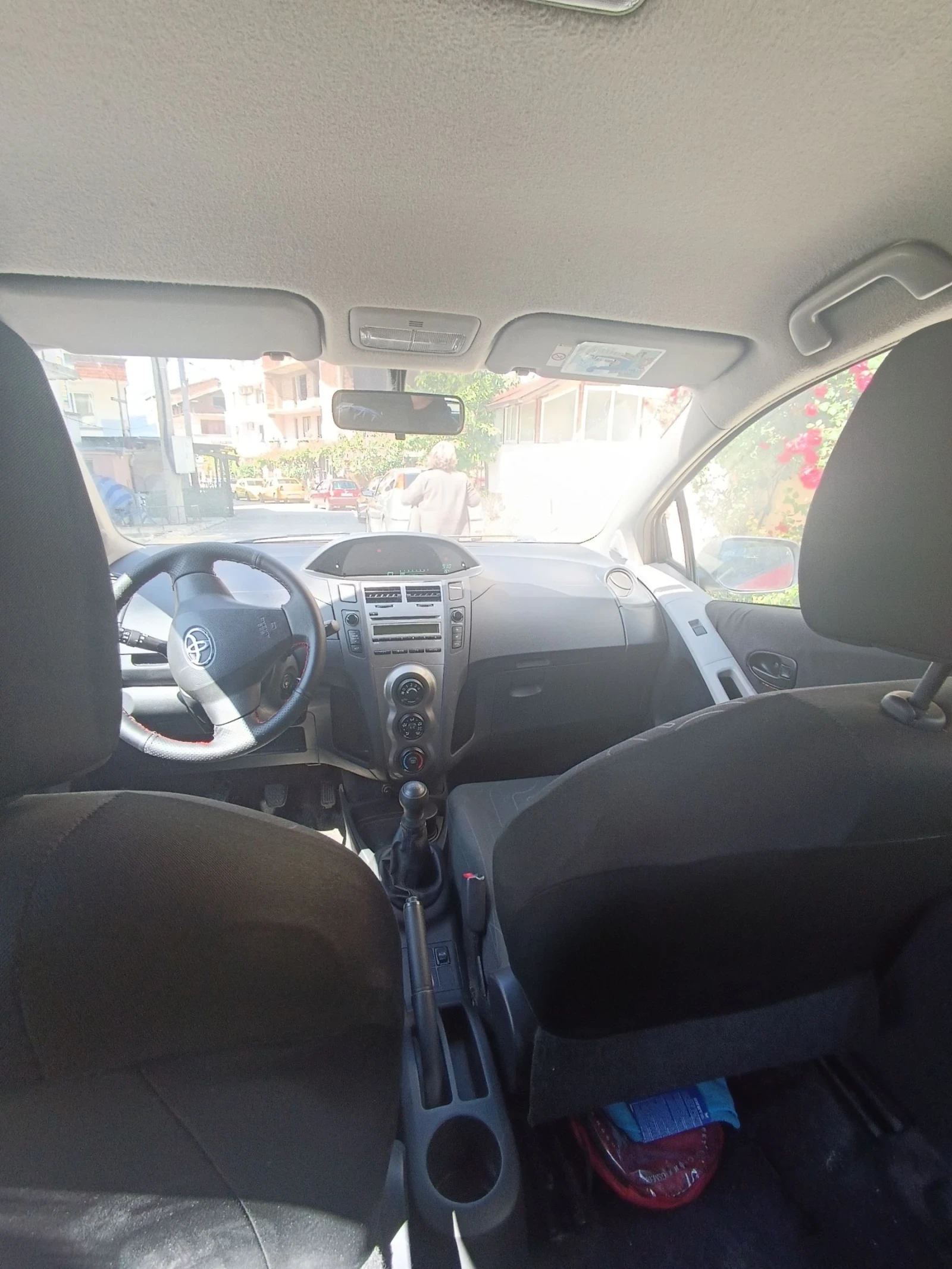 Toyota Yaris Yaris 1.0i 70kc. клима - изображение 5