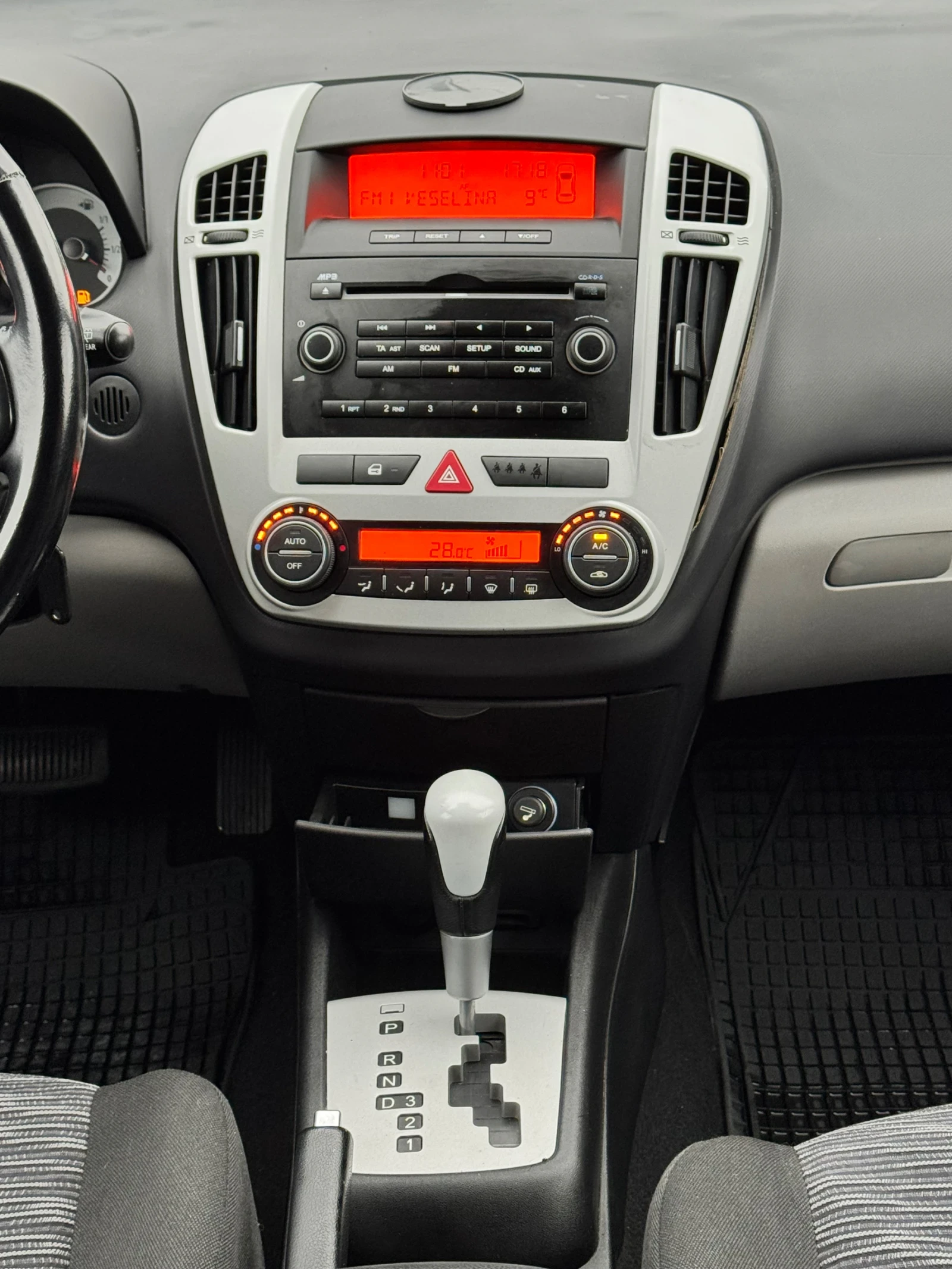 Kia Ceed 1.6i АВТОМАТ, снимка 12 - Автомобили и джипове - 54032068