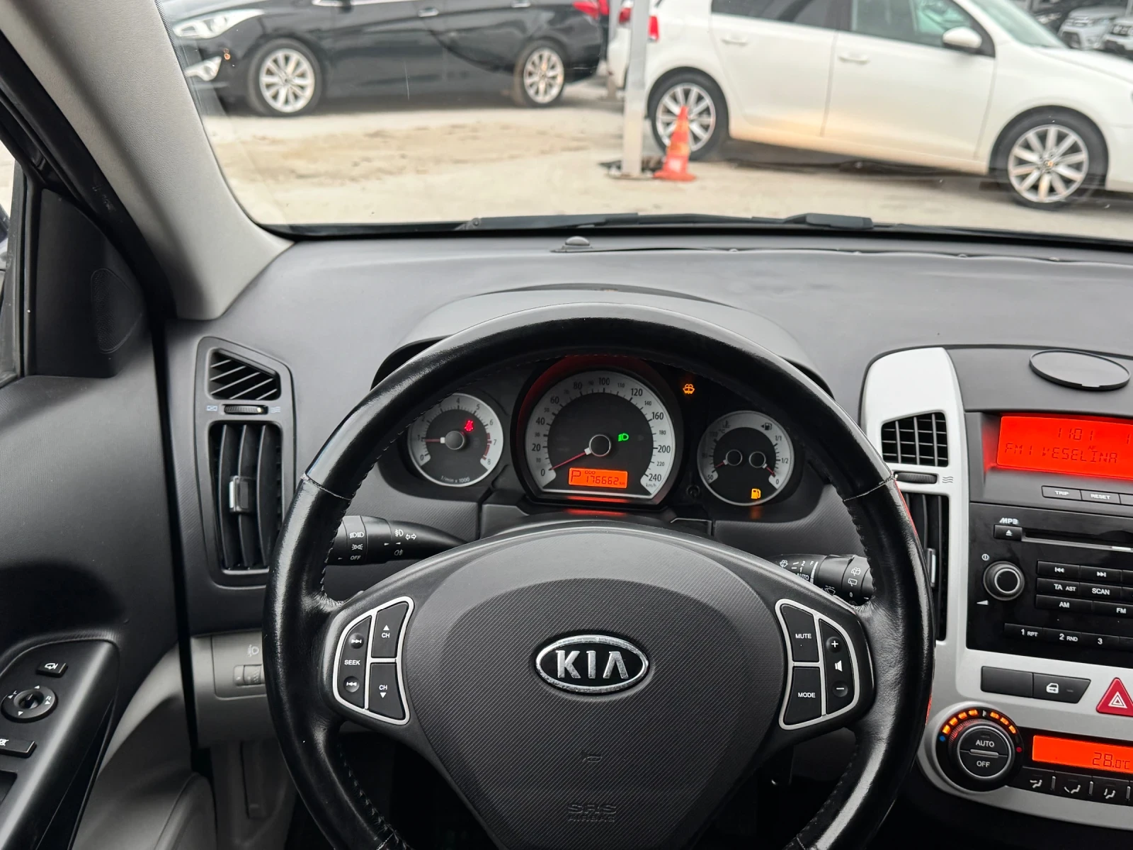 Kia Ceed 1.6i АВТОМАТ, снимка 11 - Автомобили и джипове - 54032068